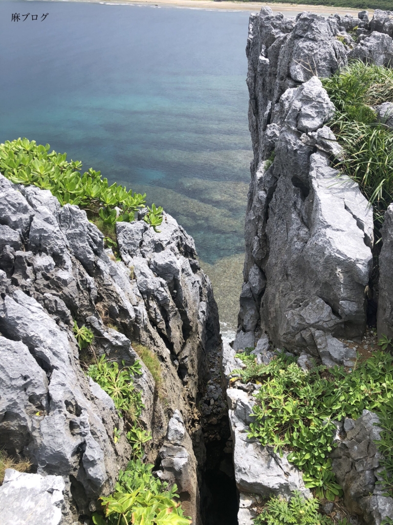 辺戸岬、岩間から覗く海